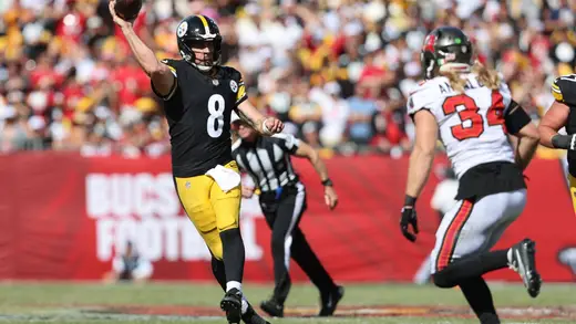 Aaron Rodgers Rants About Turf After Steelers' Victory