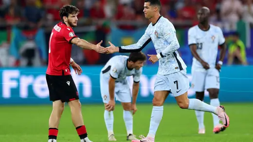 Cristiano Ronaldo Sends Encouragement To Khvicha Kvaratskhelia